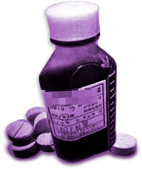 Egy üveg kodein tabletta – az opiátok ideiglenesen enyhítik a fájdalmat, azonban erős függőséget okoznak.